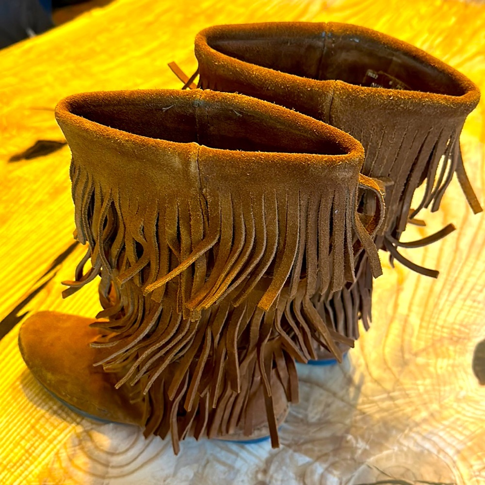 Minnetonka 3-later fringe boots
